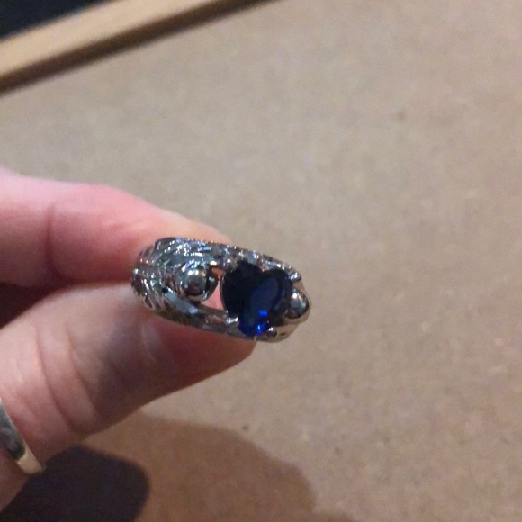 White gold filled 💙 shaped skull ring - Picture 5 of 5